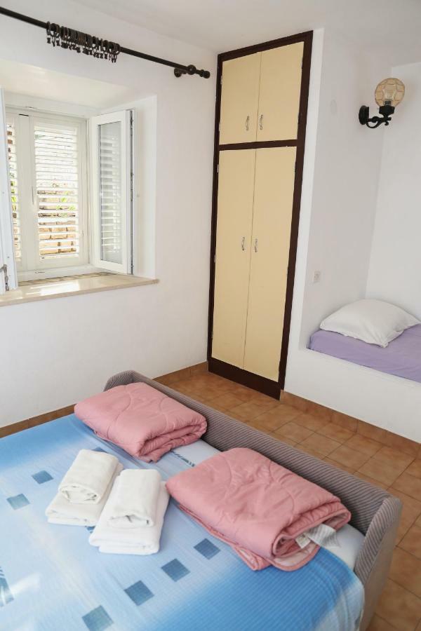 Apartments Katica Лумбарда Екстер'єр фото